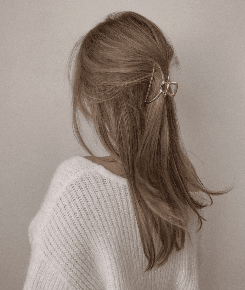The Casual Half-Up Claw Clip The Casual Half-Up Claw Clip — Work Hairstyles