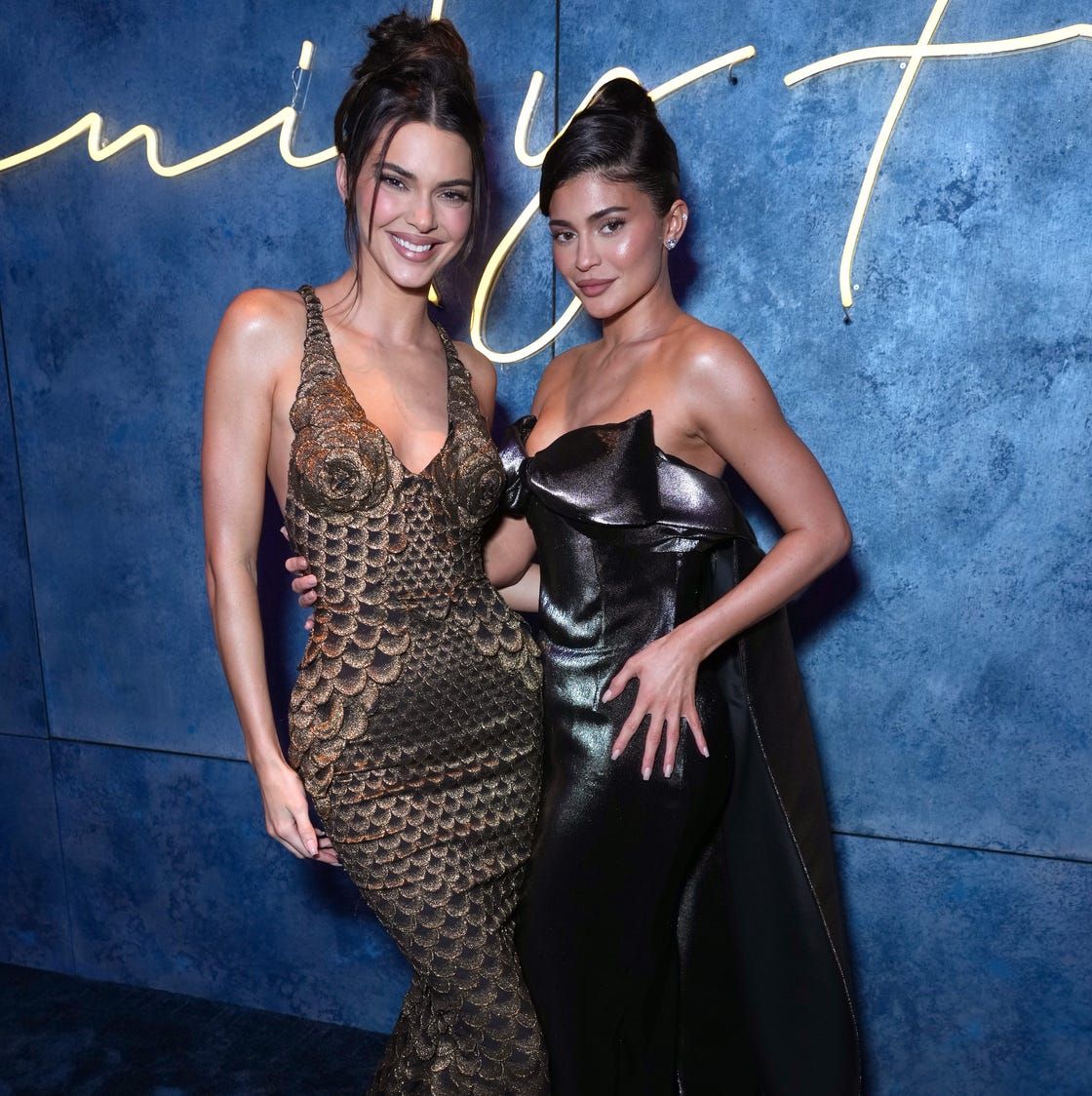Metallic Sheen Sophistication: Floor-Length Dresses for a Vegas Night Metallic Sheen Sophistication: Floor-Length Dresses for a Vegas Night — Vegas Show Outfits