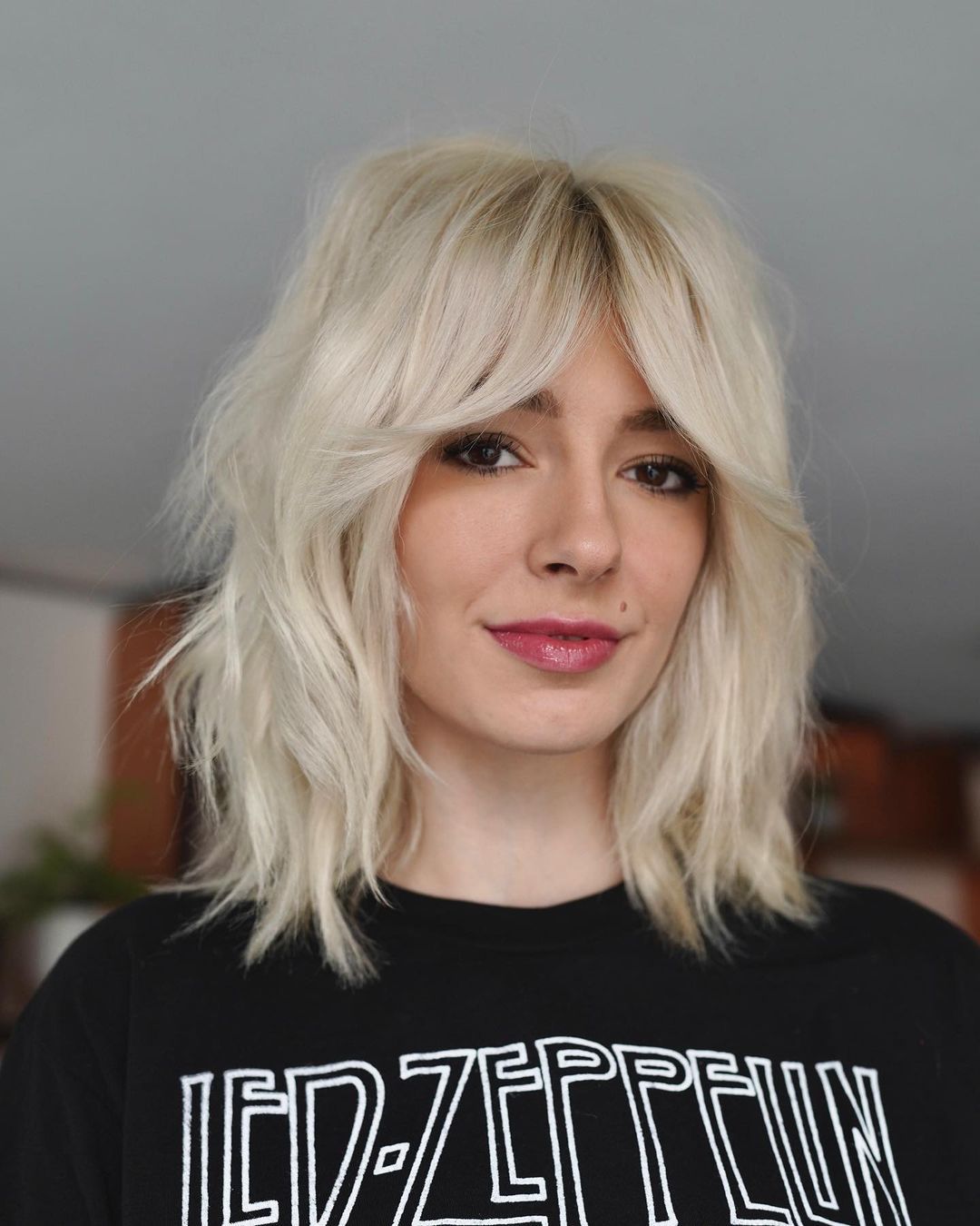 Platinum Blonde Shaggy Wolf Cut — Wolf Cut Medium Hair