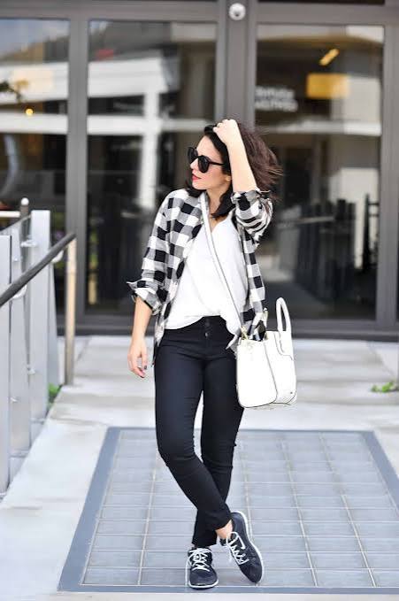 Classic Plaid Shirt Outfit with Black and White Sneakers Classic Plaid Shirt Outfit with Black and White Sneakers — Sneakers Outfits