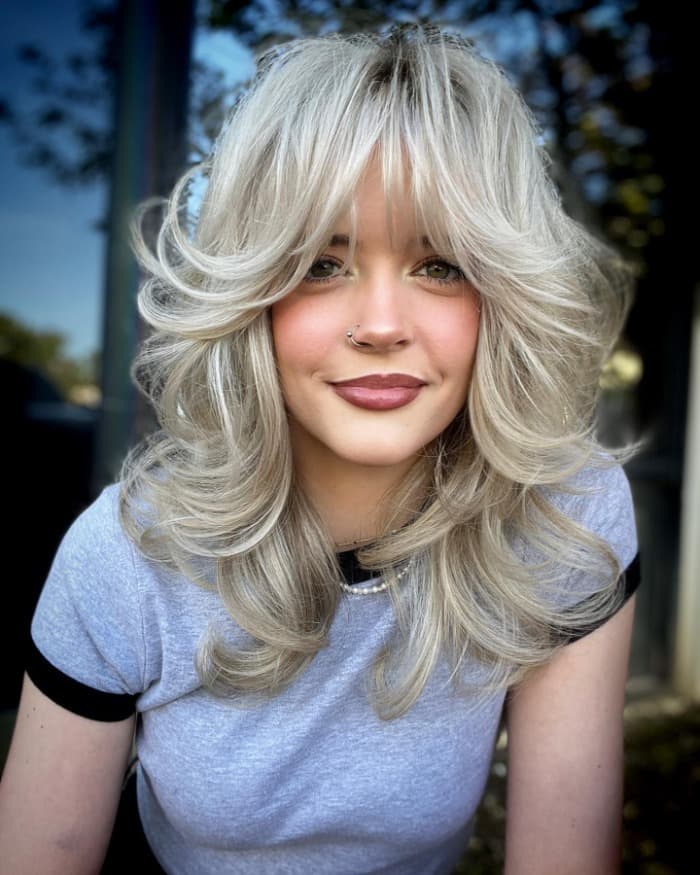 Platinum Bob With Voluminous Curls & Curtain Bangs Platinum Bob With Voluminous Curls & Curtain Bangs — Hairstyles with Bangs
