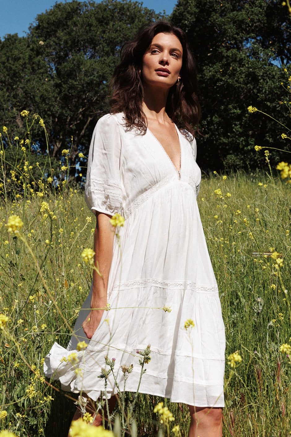 Casual Daytime White Cotton Mini Dress with Lace Trim and Tiered Skirt Casual Daytime White Cotton Mini Dress with Lace Trim and Tiered Skirt — Mini Dresses