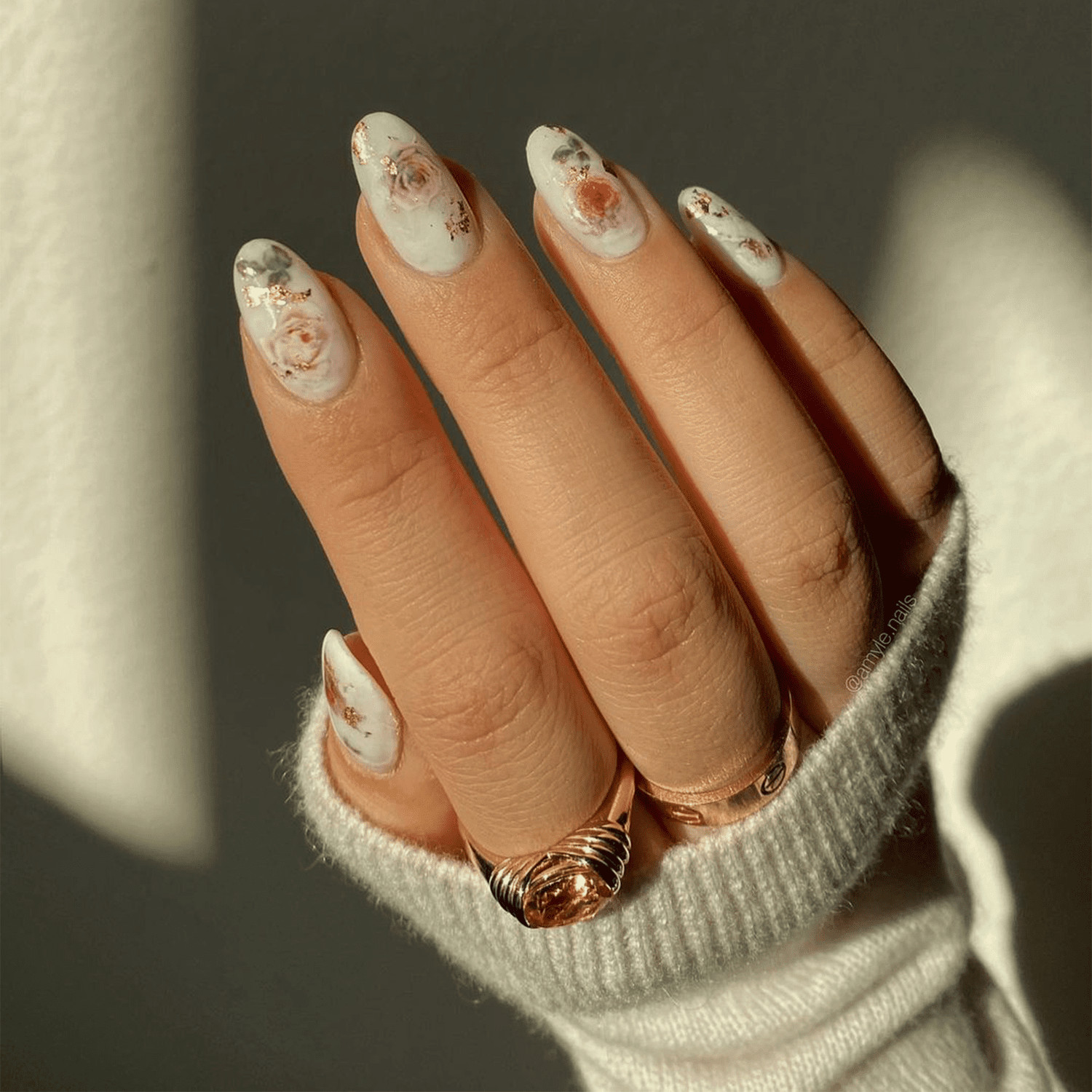 20 Gold Leaf Nail Art Ideas For an Opulent Fall Mani