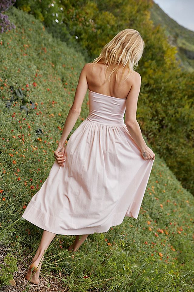 High-Waisted Strapless Midi Dress for Elongation — Outfits for Short Torso