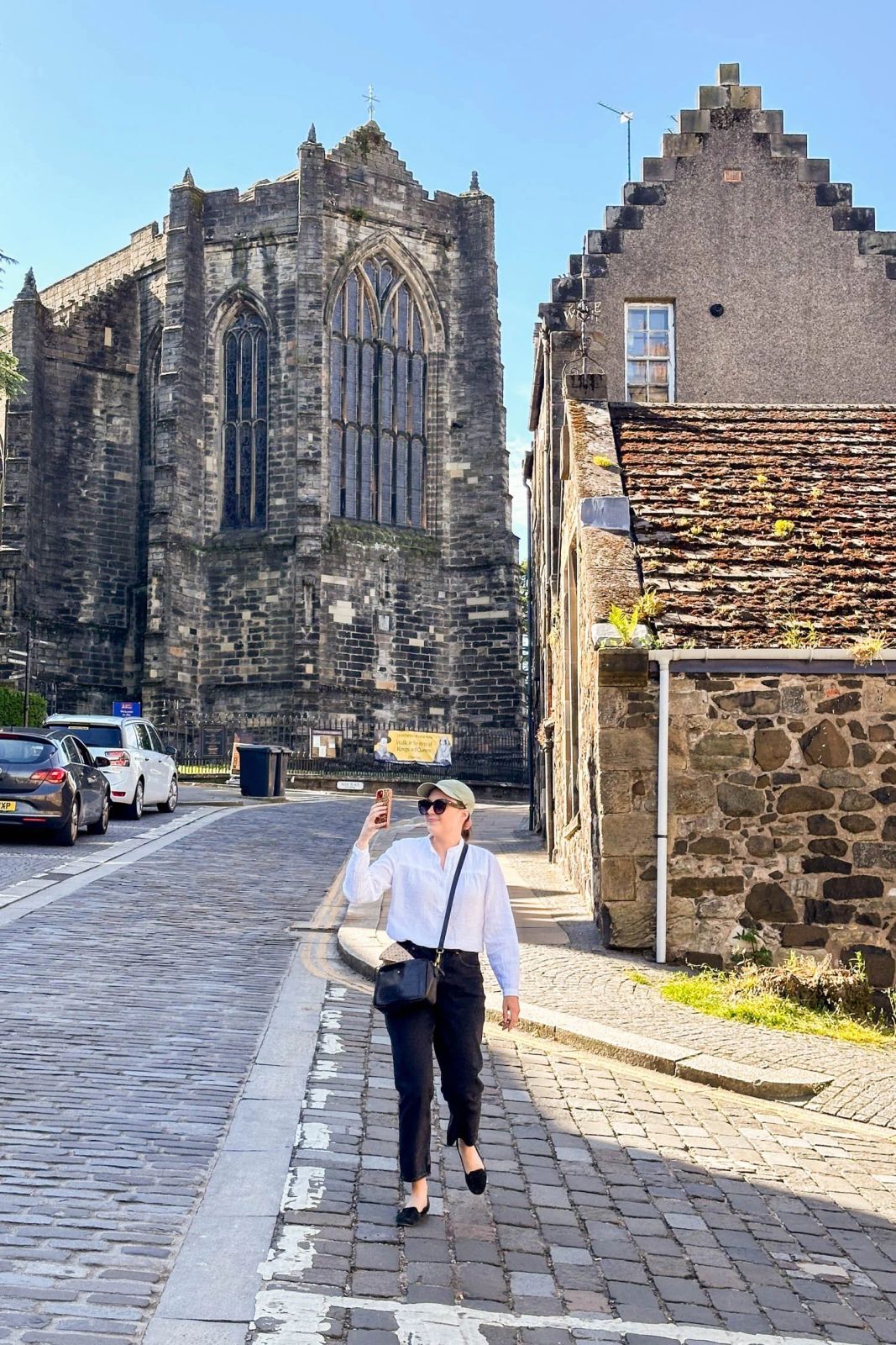 Smart Casual Sightseeing Outfit with Green Cap — Scotland Outfits