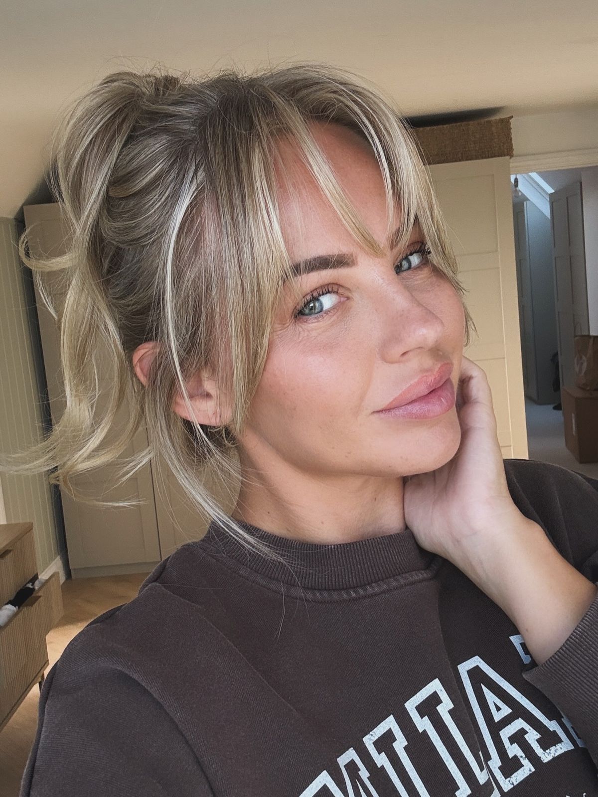 Messy Ponytail With Wispy Bangs — Hairstyles for Big Forehead