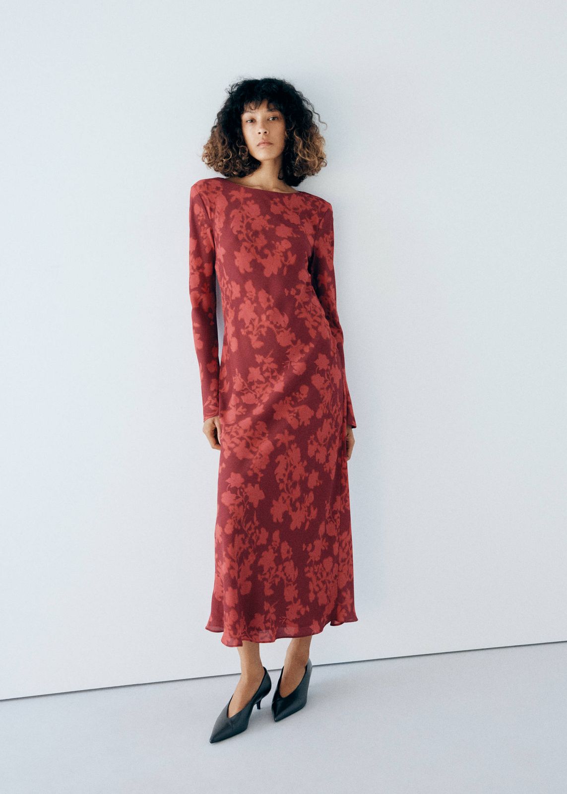 Red Floral Print Tea Length Dress with Black Pointed-Toe Heels Red Floral Print Tea Length Dress with Black Pointed-Toe Heels — Tea Length Dresses