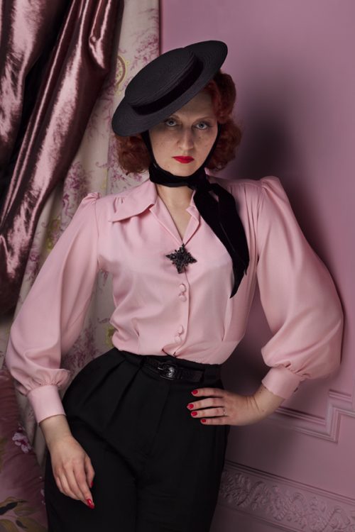 Voluminous Blouse and Trousers: A Vintage Femme Fatale Silhouette Voluminous Blouse and Trousers: A Vintage Femme Fatale Silhouette — Femme Fatale Outfits