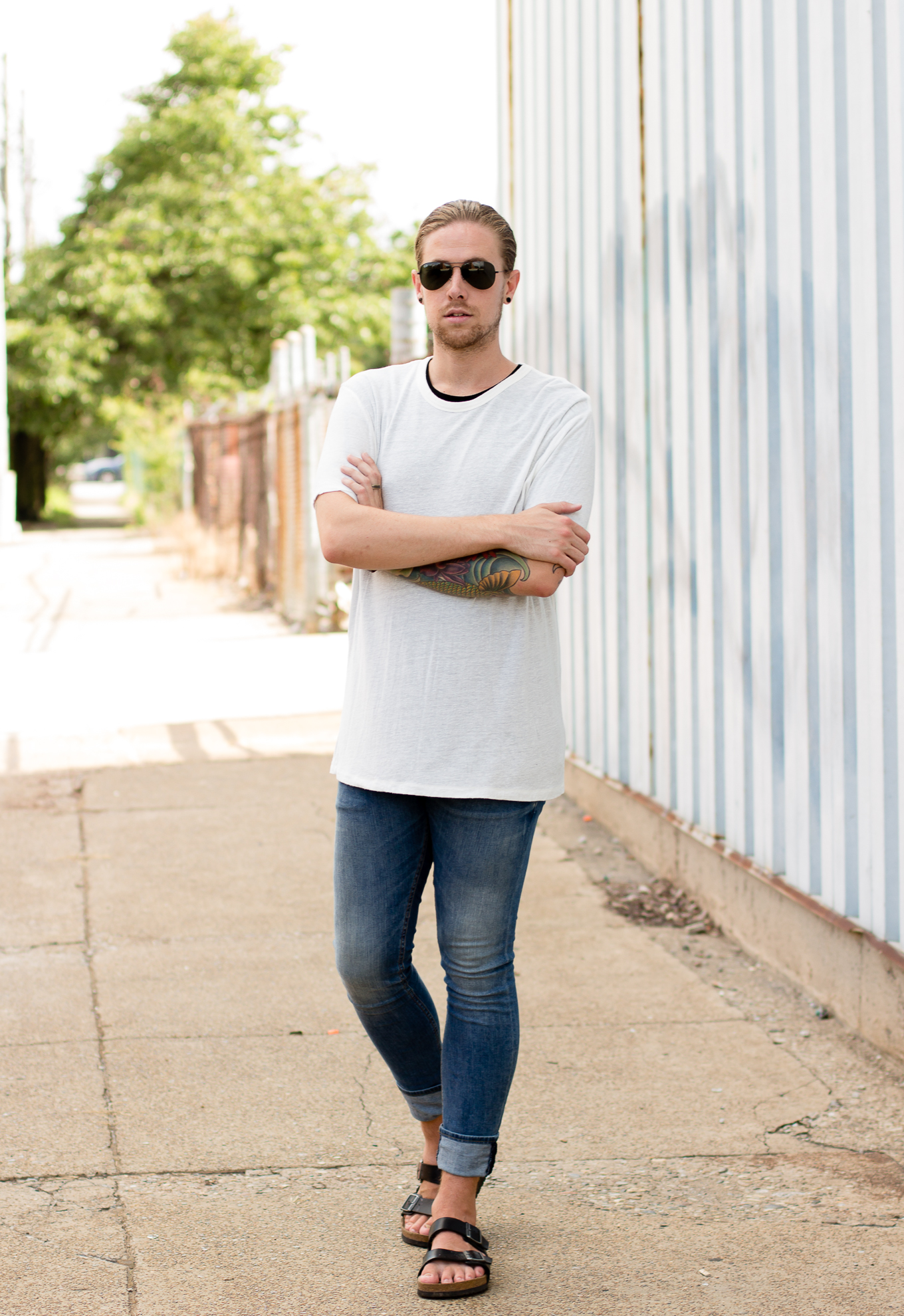 Minimalist Summer Casual: T-Shirt and Rolled Jeans — Mens Casual Outfits