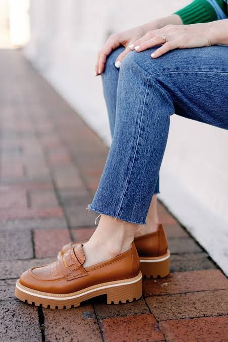 Croc-Embossed Loafers with Cropped Jeans — Chunky Loafers Outfits