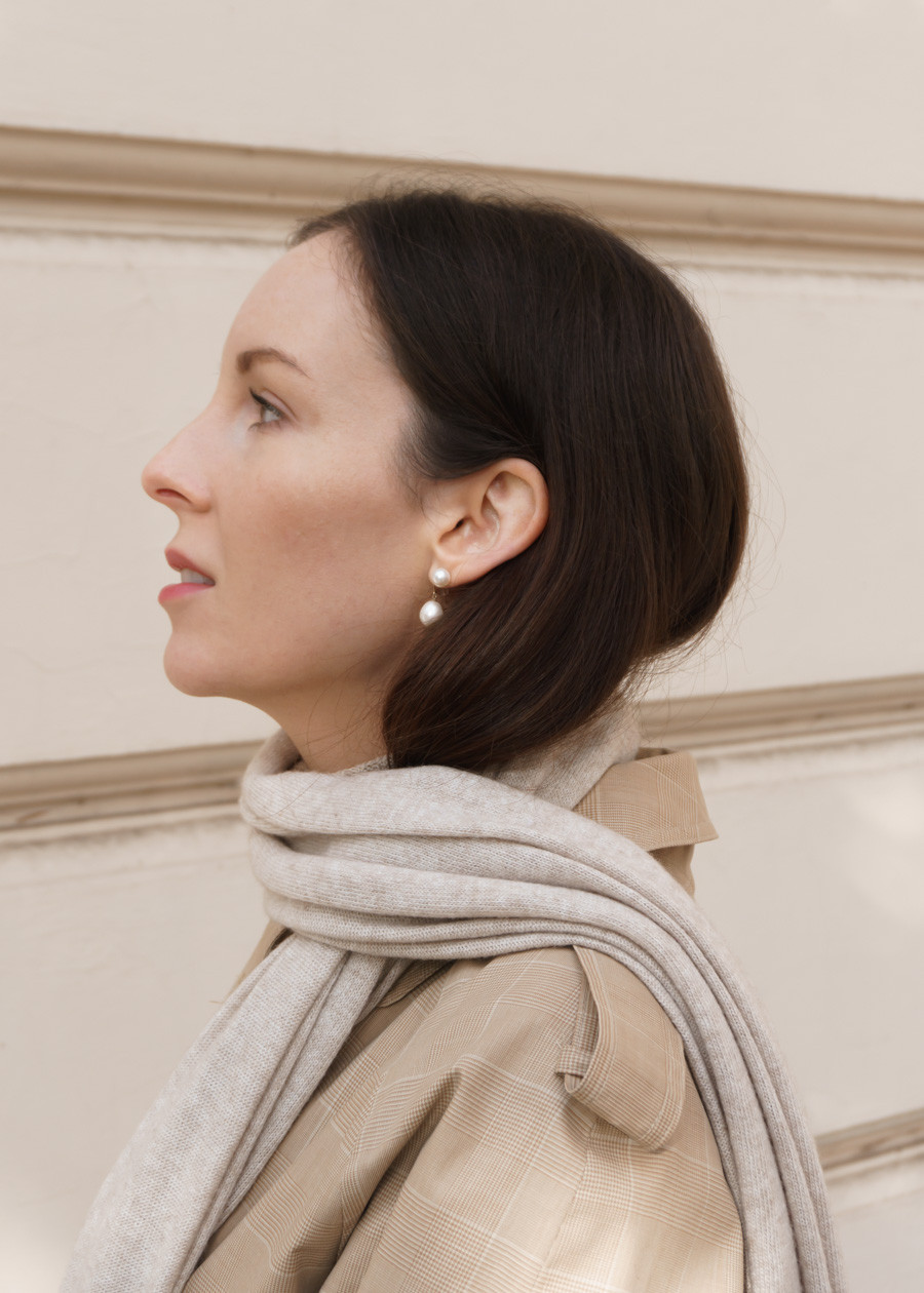 Casual Double Pearl Drops with a Beige Trench and Cream Scarf Casual Double Pearl Drops with a Beige Trench and Cream Scarf — Pearl Earrings Outfits