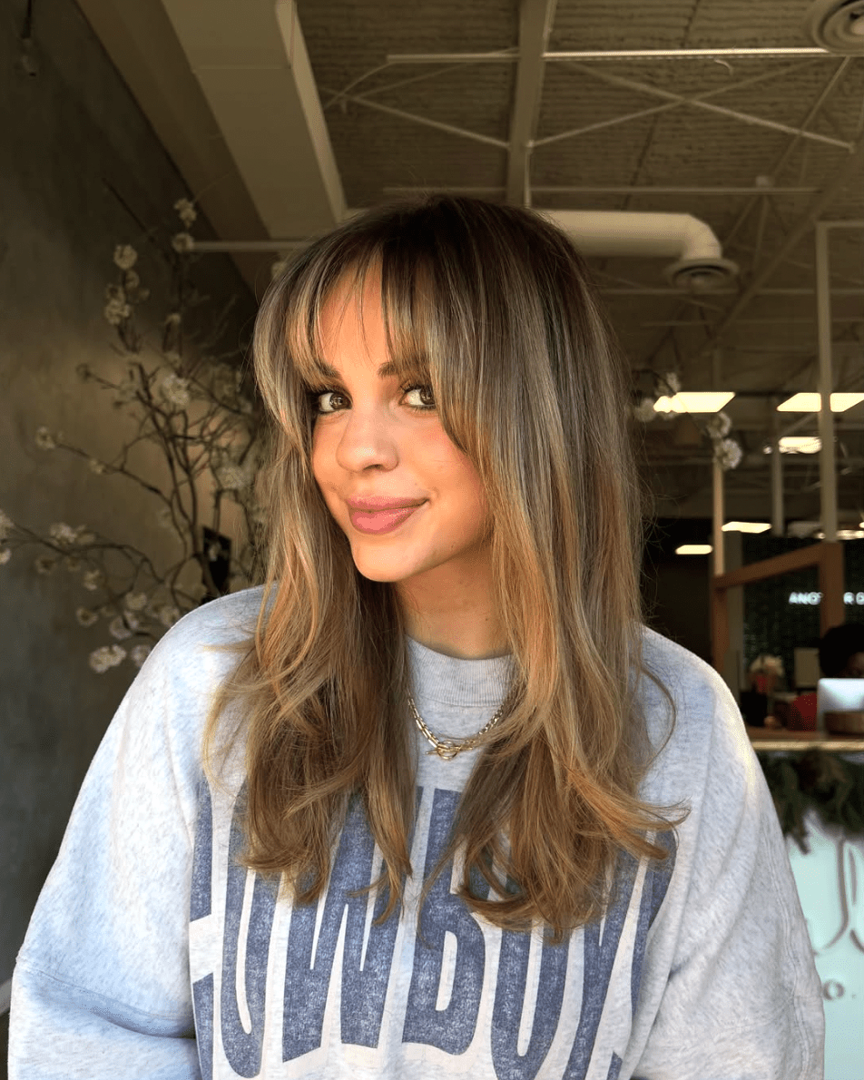 Street Style Ready: Oversized Sweatshirt with Layered Hair and Bangs — Bangs with Layers