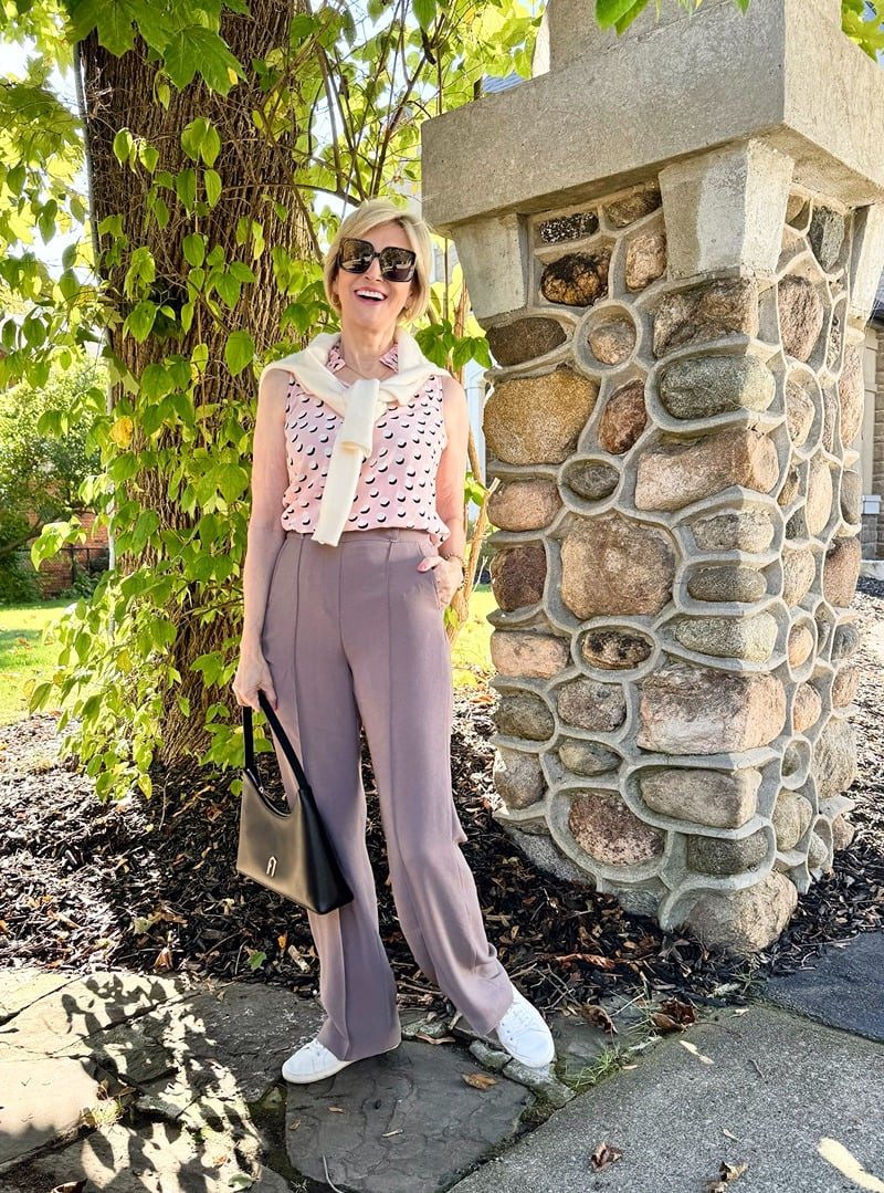 Wide-Leg Trousers with a Sleeveless Top and Sweater Wide-Leg Trousers with a Sleeveless Top and Sweater — Outfits for Big Hips