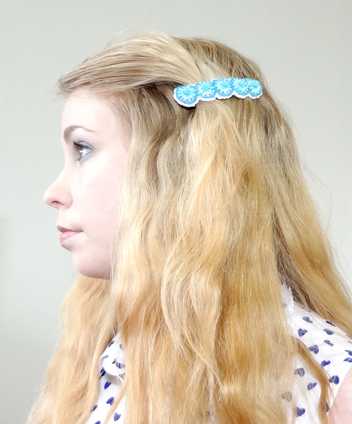 Wavy Collarbone Lob With Blue Barrette — Barrette Hairstyles