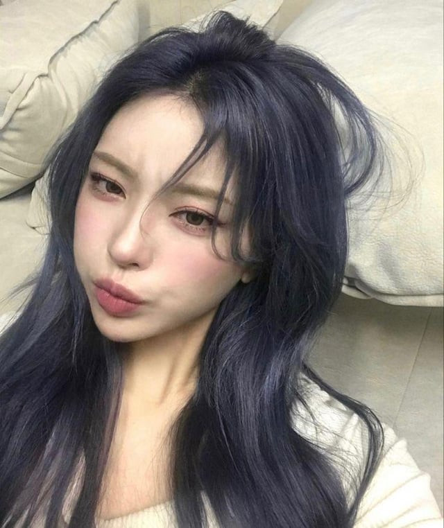Air-Dried Navy Blue Collarbone Cut Air-Dried Navy Blue Collarbone Cut — Navy Blue Hair