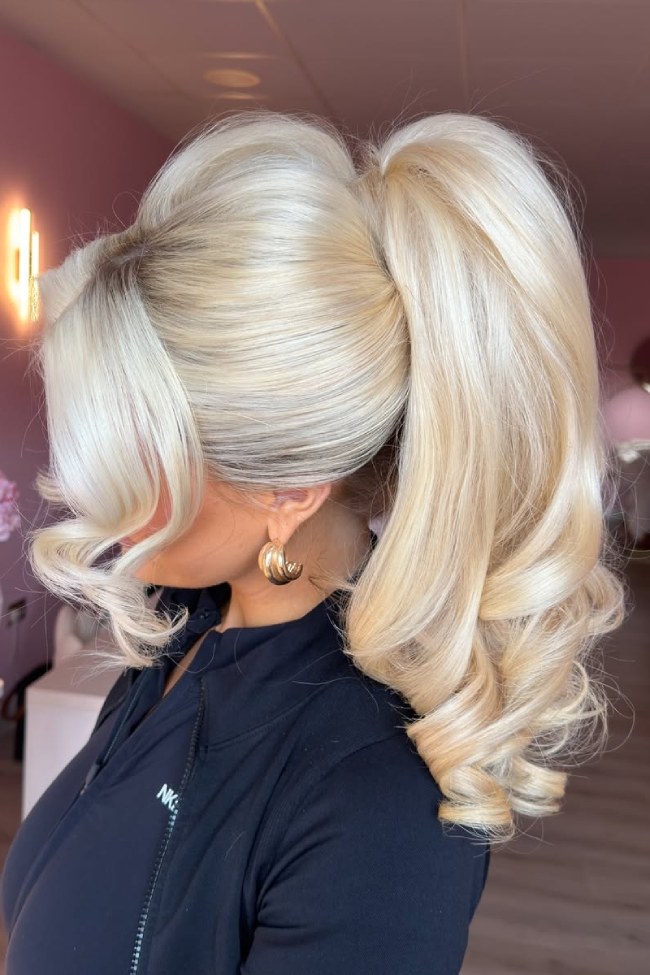 Glam Ponytails : Voluminous Barbie Ponytail Hairstyle with Retro Glam Curls