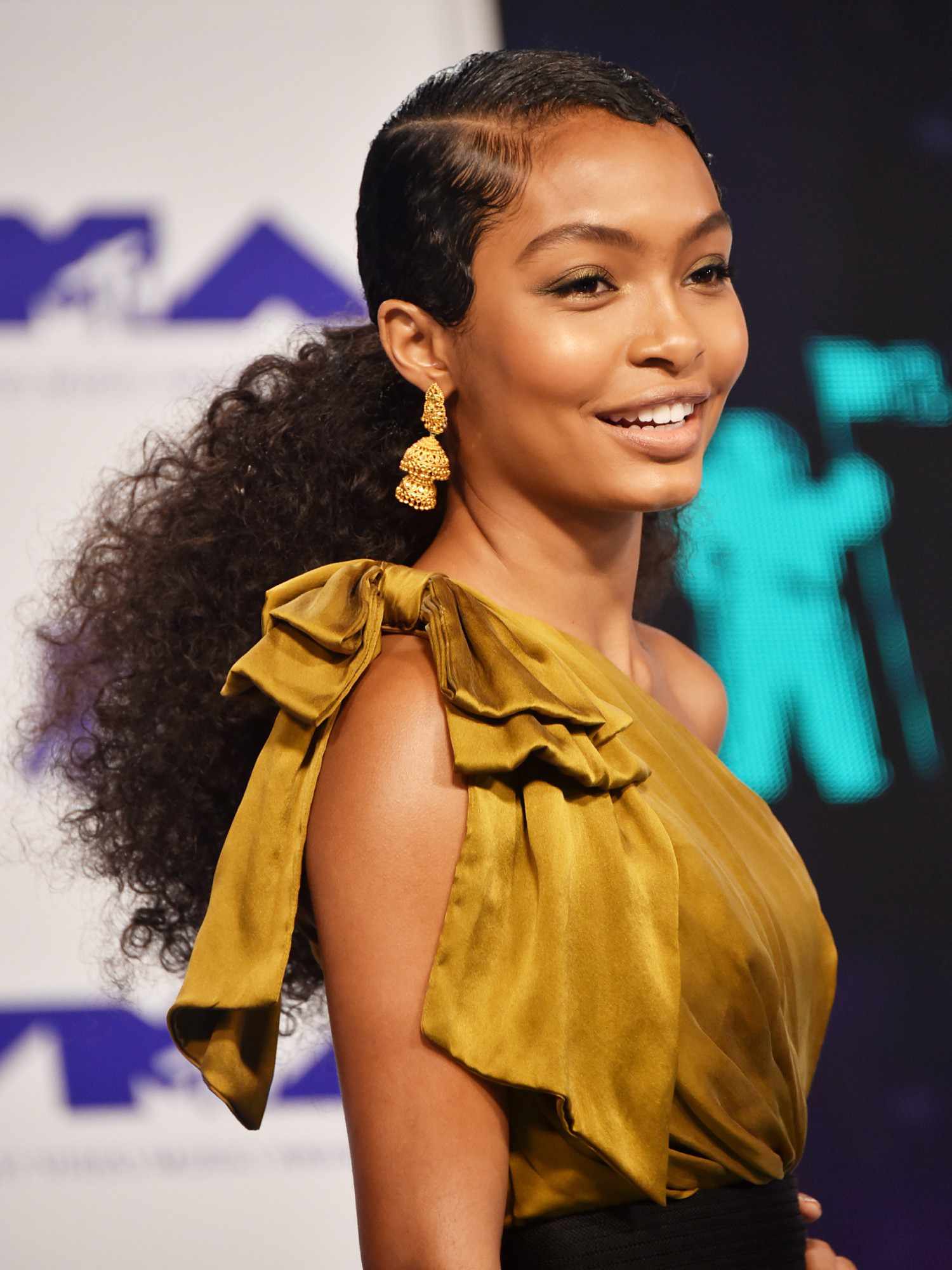 High Ponytail With Defined Curls High Ponytail With Defined Curls — Ponytail Hairstyles