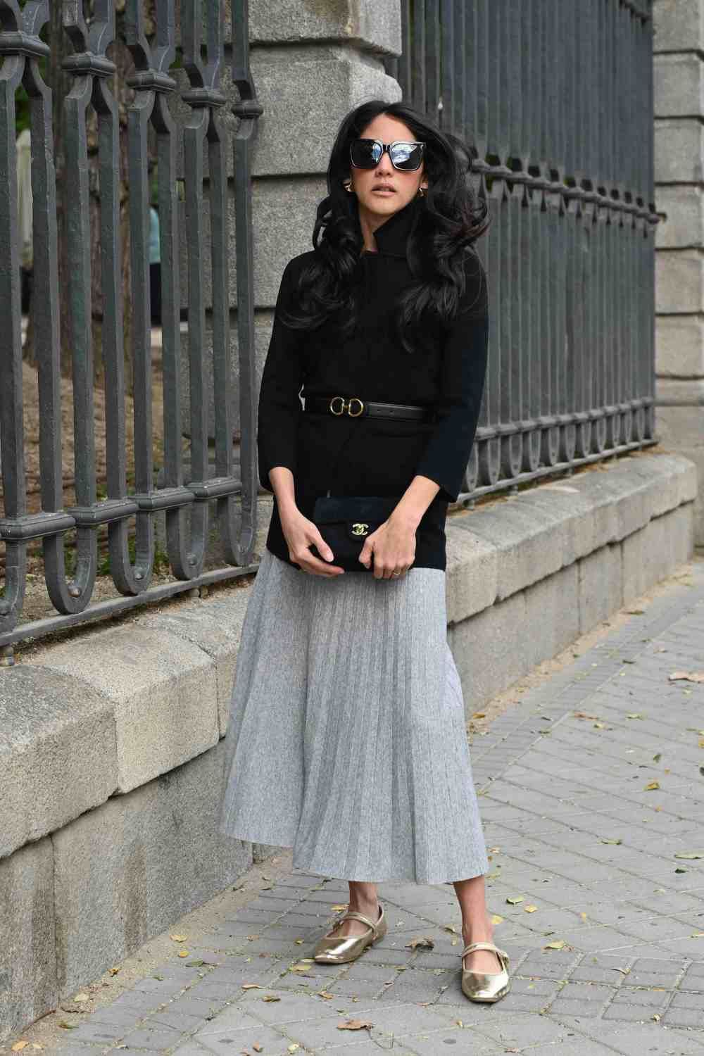 Pleated Midi Skirt with Knit Top and Gold Ballet Flats Pleated Midi Skirt with Knit Top and Gold Ballet Flats — Madrid Outfits