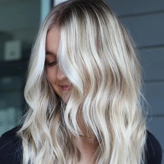Ash Blonde Waves With Platinum Streaks Ash Blonde Waves With Platinum Streaks — 2A Hairstyles