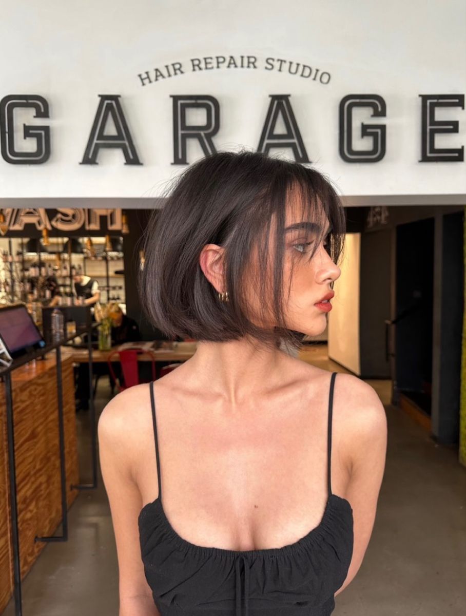 Sleek Chin Bob With Blunt Bangs — Haircuts for Round Faces