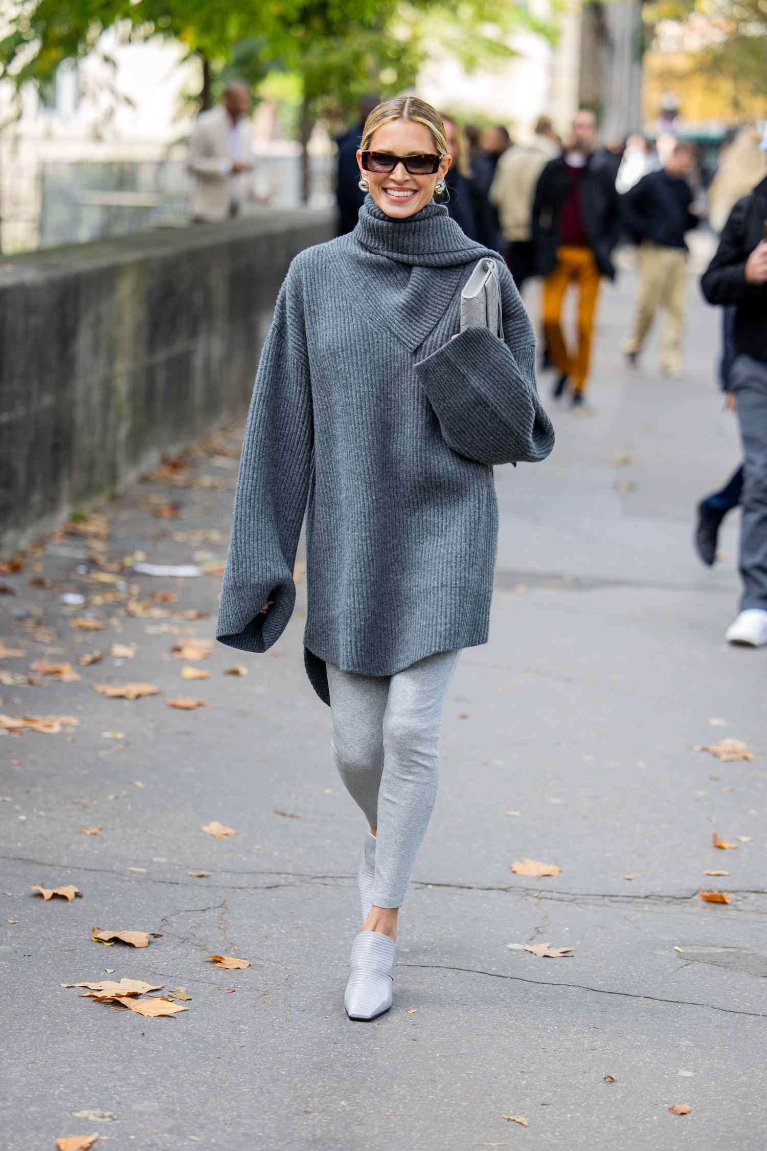 Monochromatic Grey Leggings and Turtleneck Ensemble — Legging Outfits