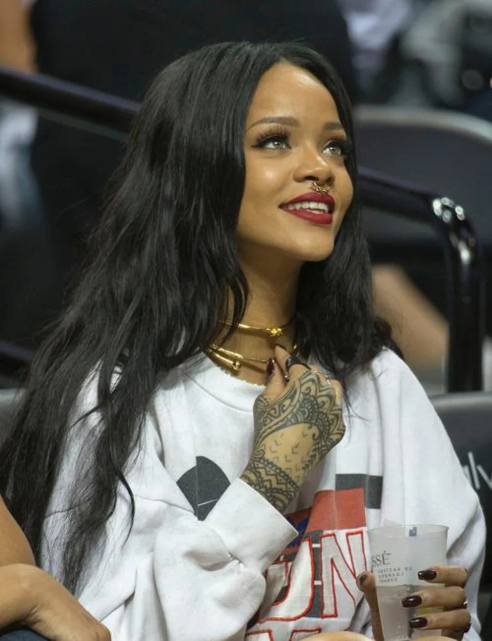 Streetwear Style with Graphic Sweatshirt and Gold Choker Streetwear Style with Graphic Sweatshirt and Gold Choker — Septum Piercing Ideas