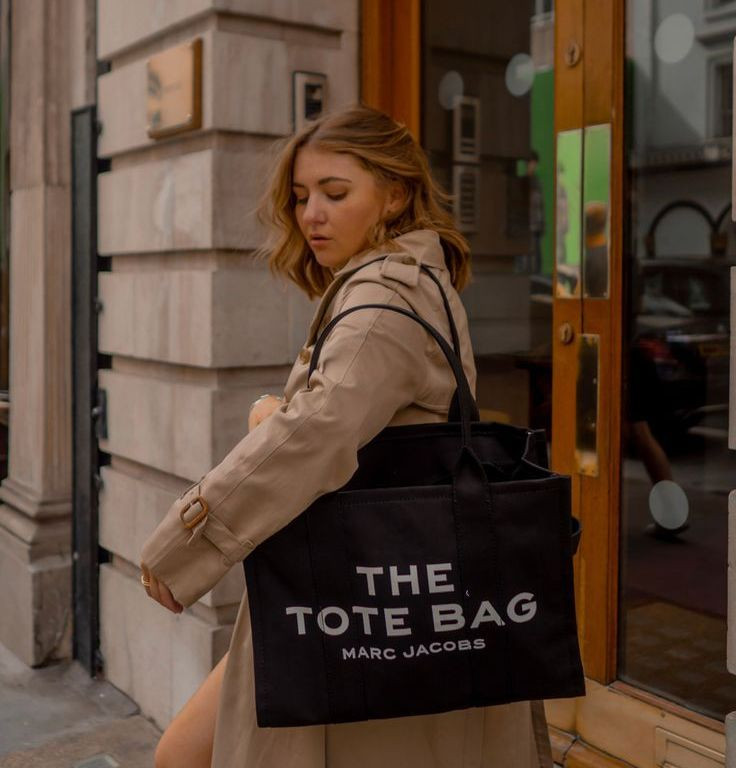 Quilted Tote Elevates Casual Turtleneck and Jeans Quilted Tote Elevates Casual Turtleneck and Jeans — Marc Jacobs Tote Outfits