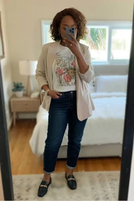 Blazer, Graphic Tee, and Jeans: Smart Casual Teacher Ensemble — Kindergarten Teacher Outfits