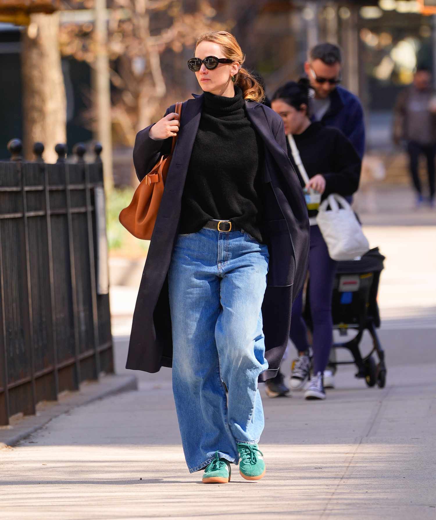 Trench Coat and Turtleneck with Blue Baggy Jeans for City Walking — Baggy Jeans Outfits