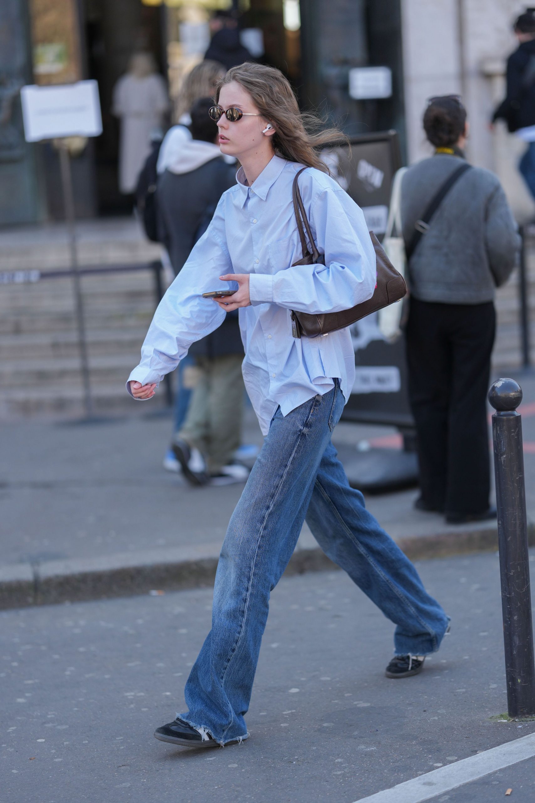 Casual Oversized Light Blue Shirt and Straight Leg Jeans — Straight Leg Jeans Outfits