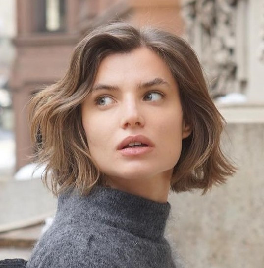 Jawline Angled Bob With Side Sweep — Hairstyles for Square Faces