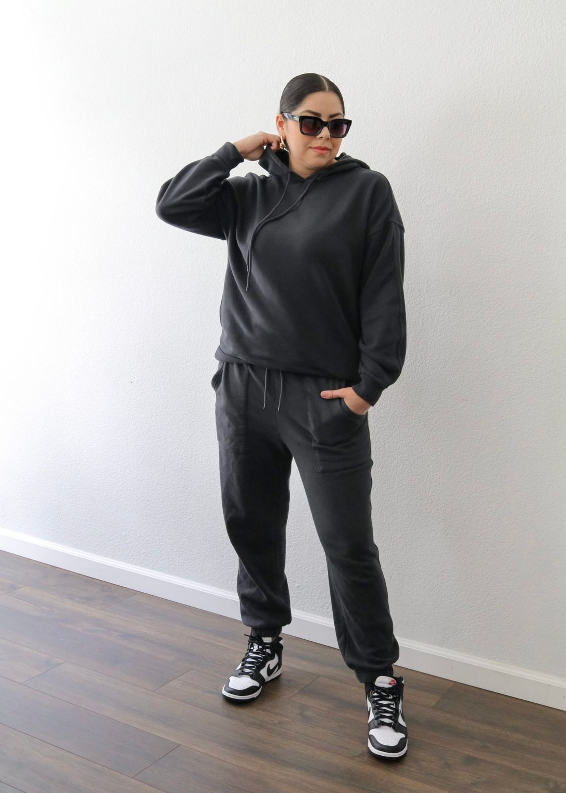 Black and White Dunks with a Dark Grey Sweatsuit Black and White Dunks with a Dark Grey Sweatsuit — Nike Dunk Outfits