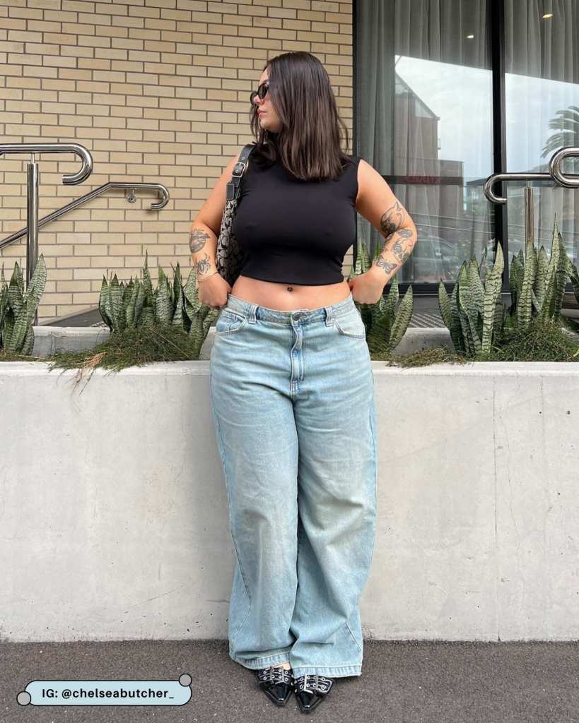 Effortless Casual: Black Sleeveless Crop Top with Light Wash Wide-Leg Jeans — Crop Top Outfits