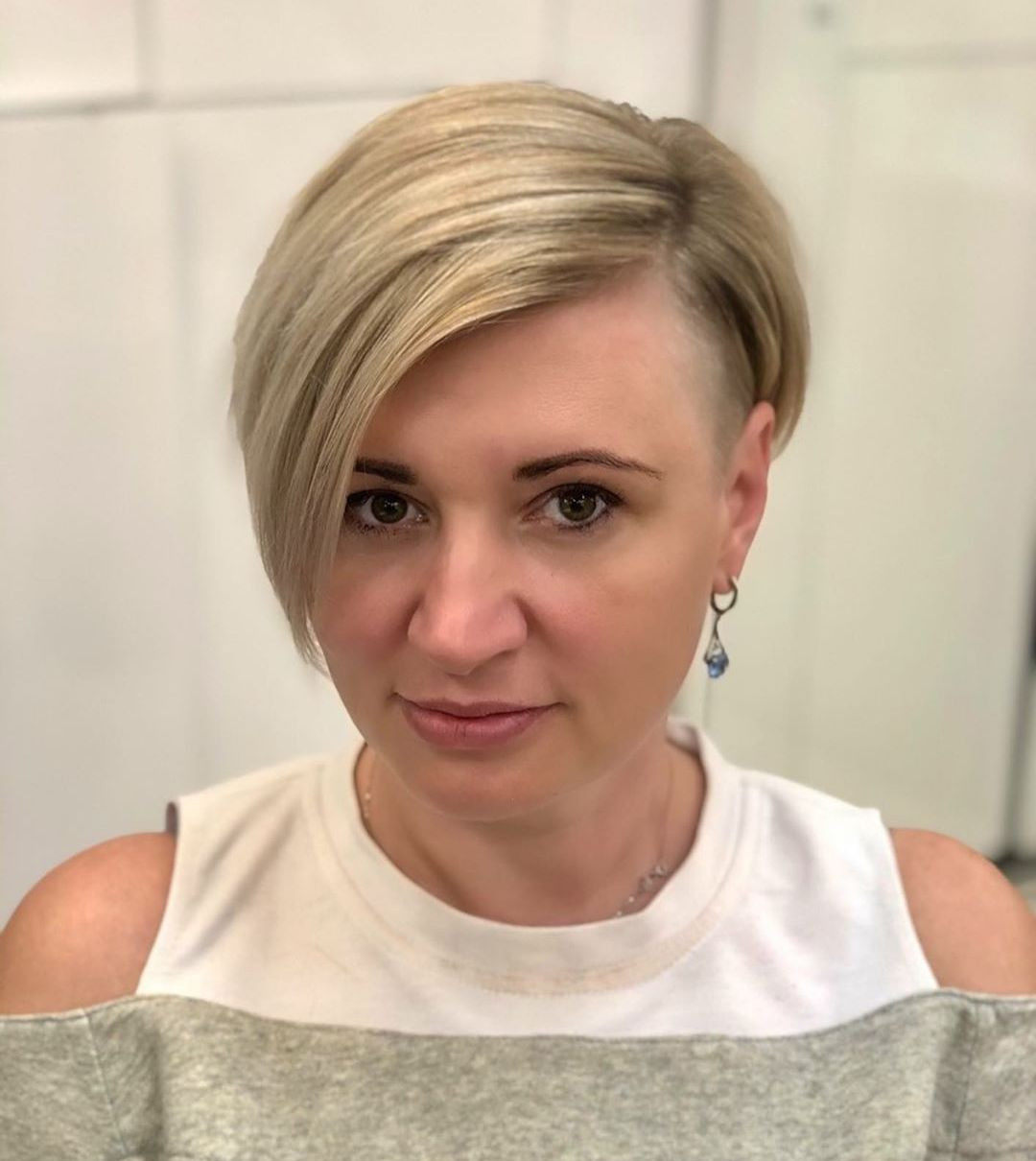 Asymmetrical Pixie With Blonde Highlights Asymmetrical Pixie With Blonde Highlights — Hairstyles for Receding Hairline Women