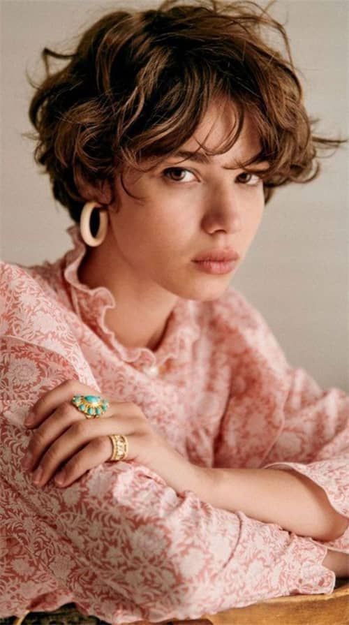 Wavy Brown Pixie With Blonde Highlights Wavy Brown Pixie With Blonde Highlights — Pixie Cut for Round Face