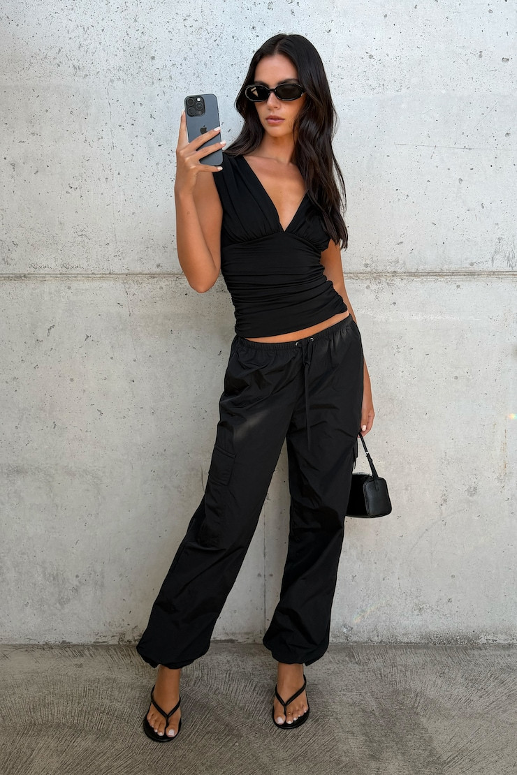 Ruched Top and Cargo Pants for a Sleek, Sporty Silhouette Ruched Top and Cargo Pants for a Sleek, Sporty Silhouette — Sporty Chic Outfits