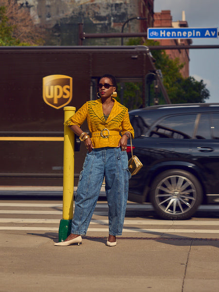 Cream Pumps with a Yellow Blazer and Blue Denim Jeans — Pumps Outfits