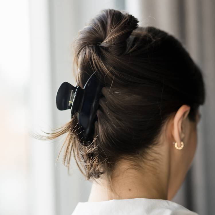 High Bun With Claw Clip High Bun With Claw Clip — Gym Hairstyles