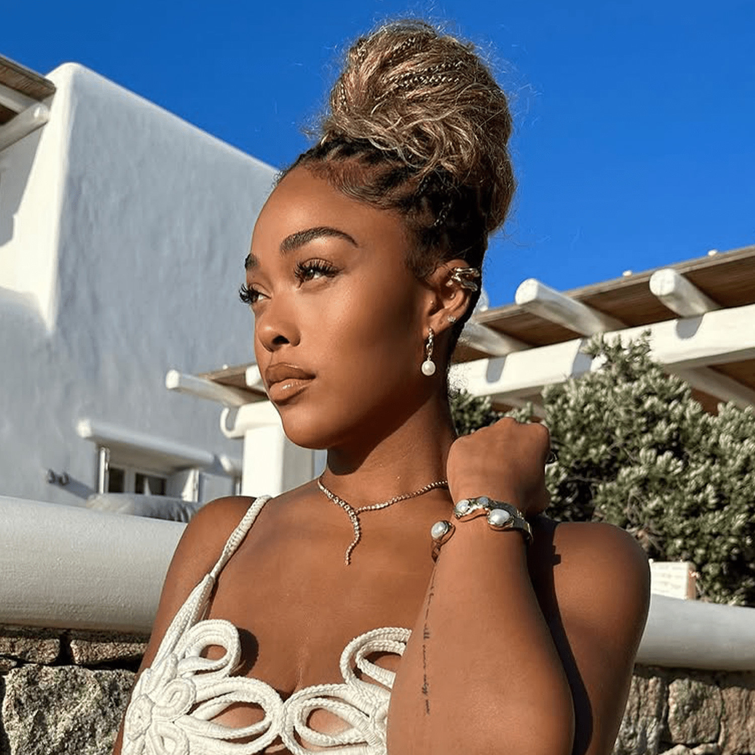 Voluminous Blonde Highlighted Bun Voluminous Blonde Highlighted Bun — Knotless Braids Bun