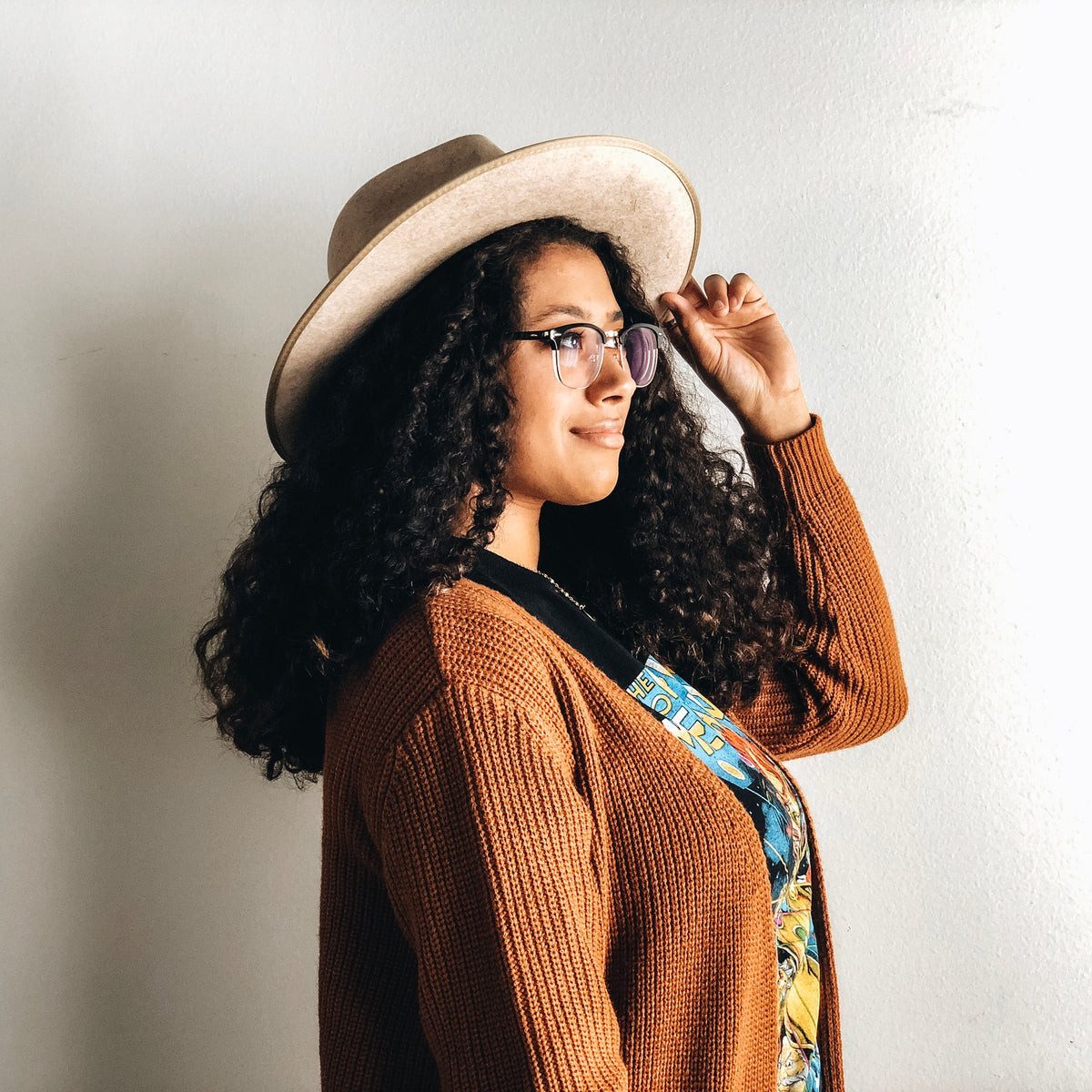 Shoulder Length Curls Side Part — Cowboy Hat Hairstyles