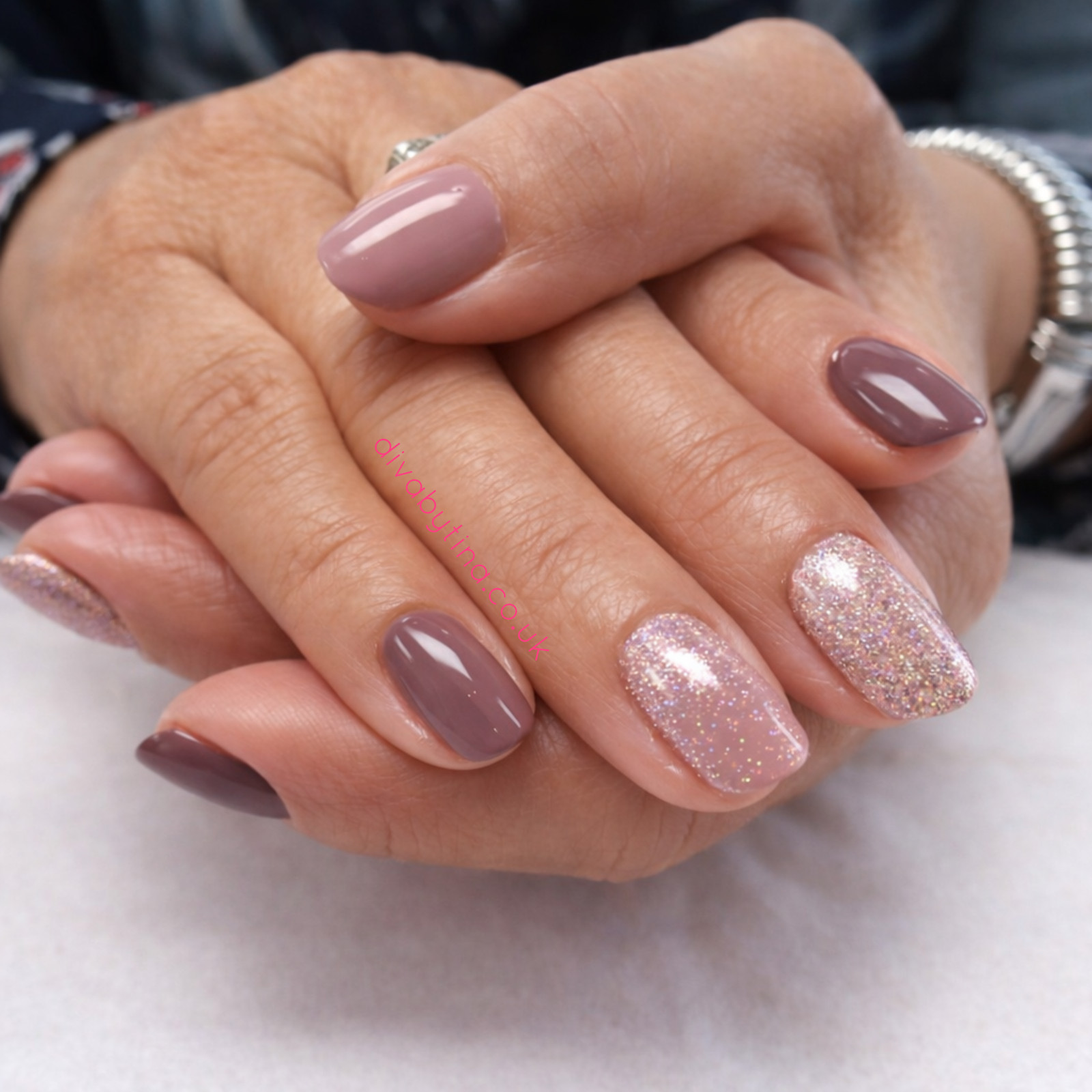 Mauve Oval with Rose Gold Glitter Accents Mauve Oval with Rose Gold Glitter Accents — Shellac Nails