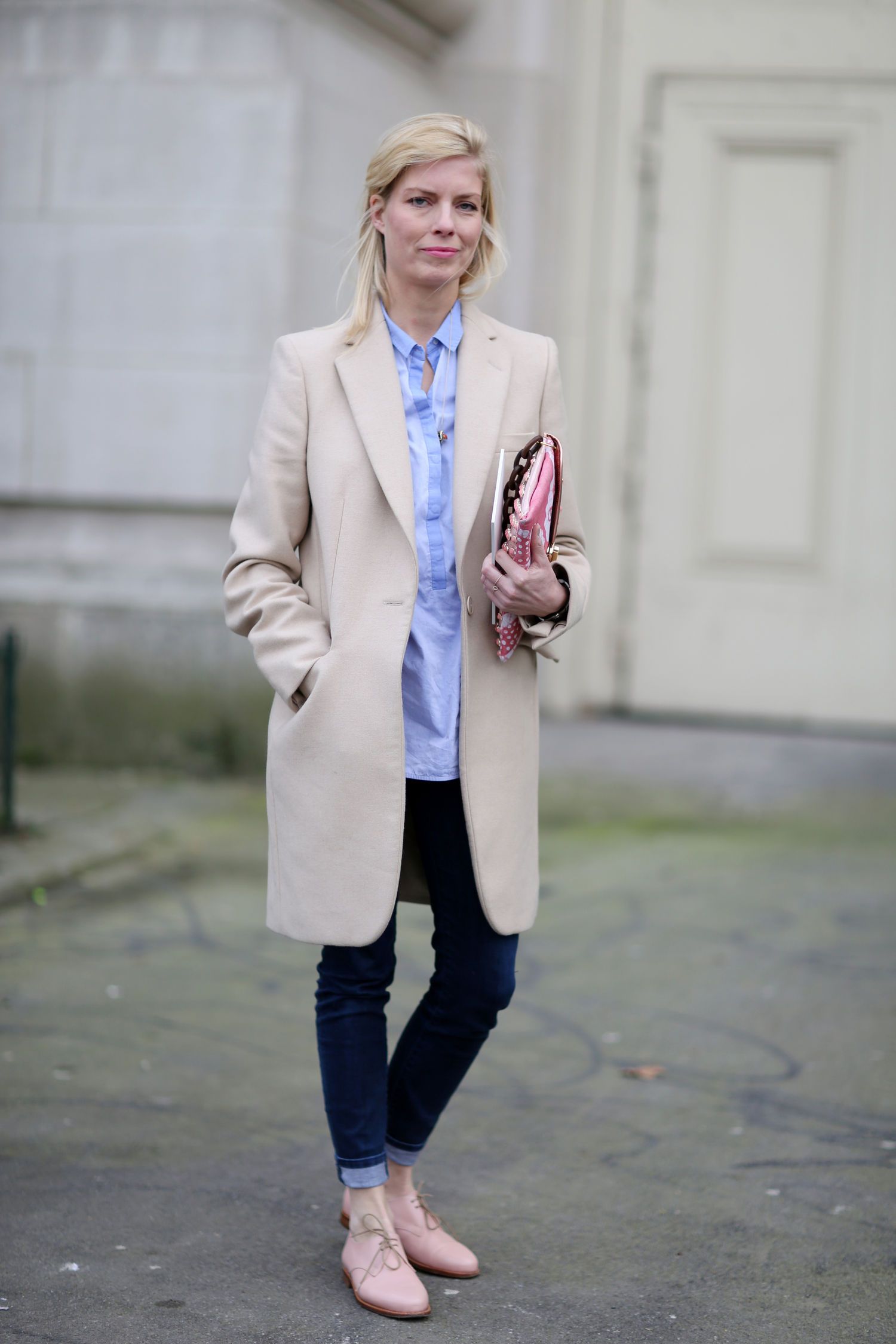 Dark Blue Skinny Jeans with Beige Coat and Pink Oxfords — Skinny Jeans Outfits