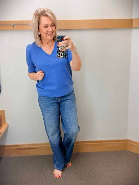 Relaxed Sweater with Wide-Leg Jeans — Outfits for Short Women