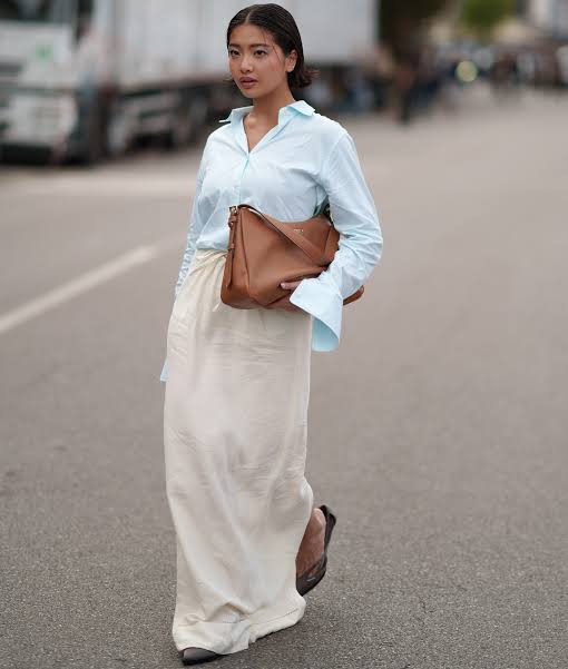 Minimalist Look with Flowing Off-White Maxi Skirt Minimalist Look with Flowing Off-White Maxi Skirt — Maxi Skirts