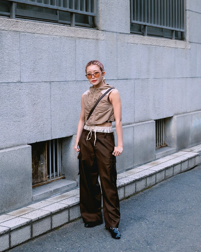 Minimalist Tokyo Street Style: Hooded Crop Top and Cargo Pants — Tokyo Outfits