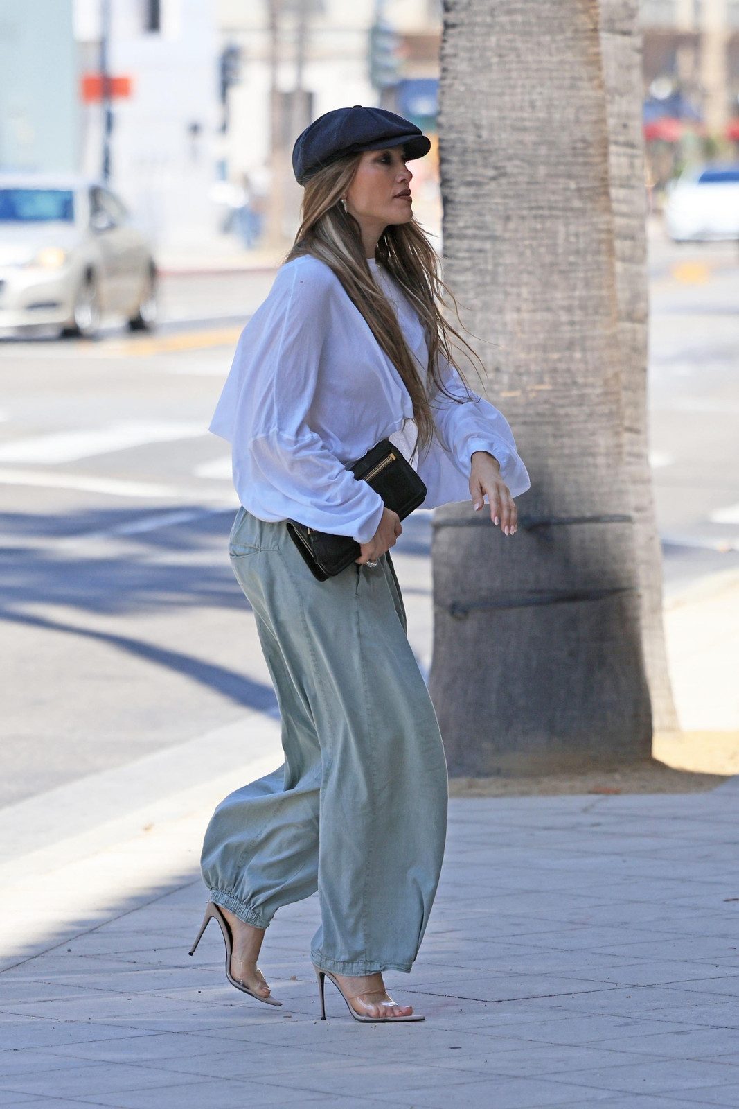 Chic Contrast: Newsboy Cap with Wide-Leg Pants and Stilettos — Newsboy Cap Outfits