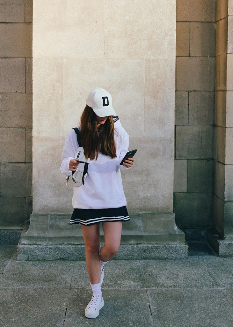 Oversized Hoodie and Mini Skirt with Baseball Cap for Streetwear Tenniscore — Tenniscore Outfits