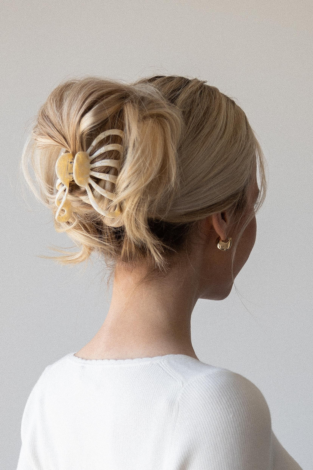 The Quick Claw Clip Updo The Quick Claw Clip Updo — Middle School Hairstyles