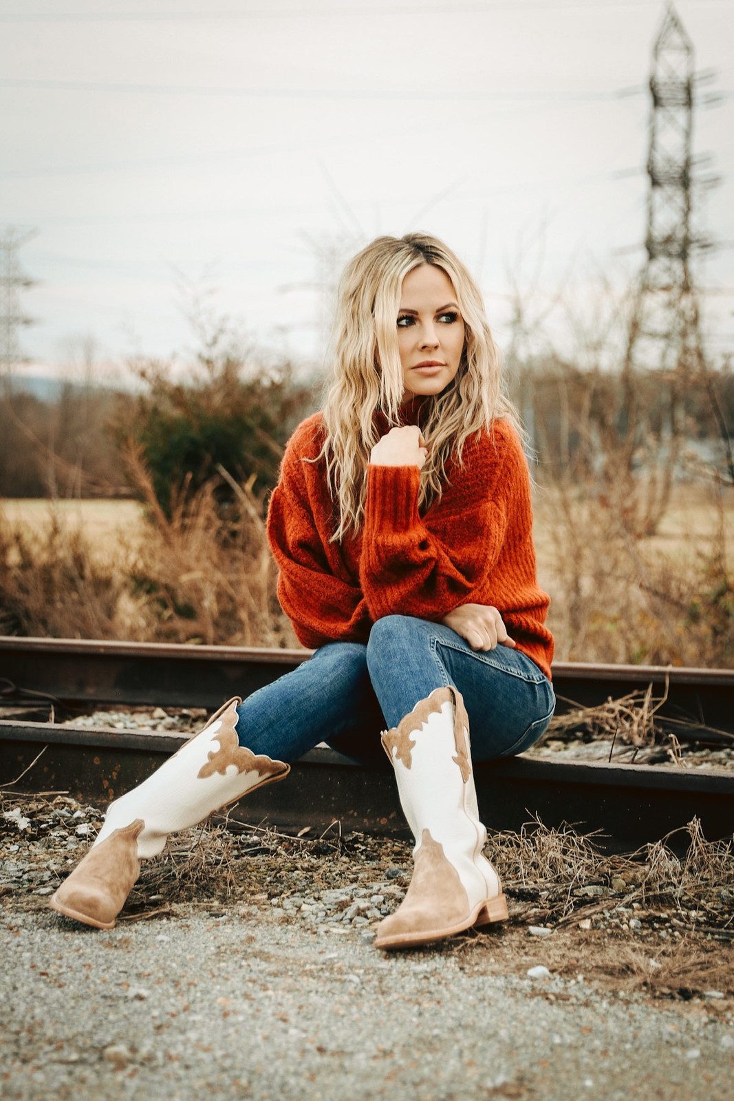 Oversized Sweater and Fitted Jeans with Tan Cowboy Boots Oversized Sweater and Fitted Jeans with Tan Cowboy Boots — Cowboy Boots with Jeans Outfits