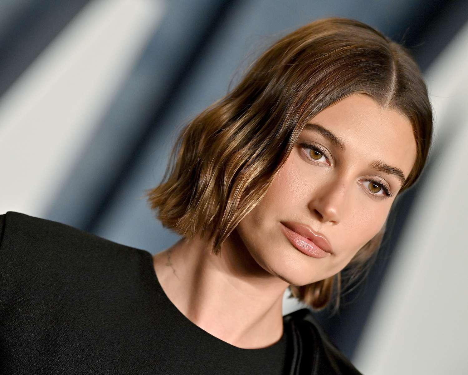 Chic Short Wavy Lob With Subtle Highlights Chic Short Wavy Lob With Subtle Highlights — 2B Hairstyles